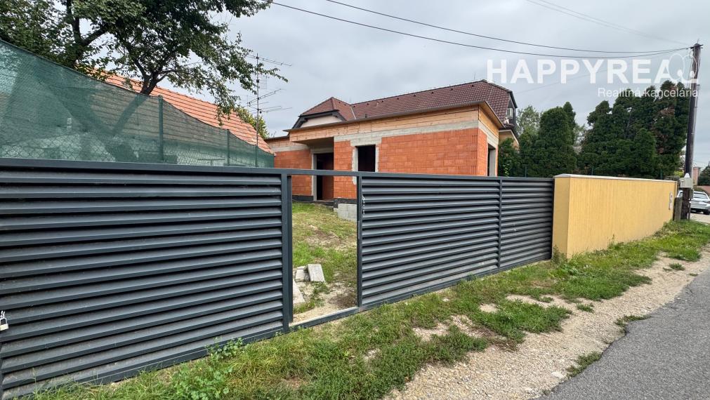 Predáme hrubú stavbu 2-izbového domu v Podunajských Biskupiciach – Oblúková ulica