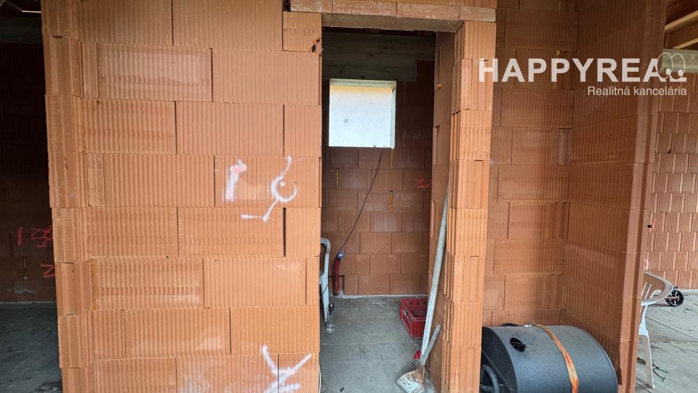 Predáme hrubú stavbu 2-izbového domu v Podunajských Biskupiciach – Oblúková ulica