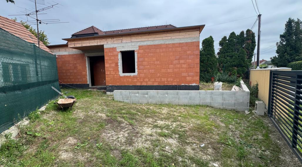 Predáme hrubú stavbu 2-izbového domu v Podunajských Biskupiciach – Oblúková ulica