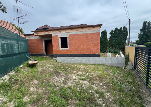 Predáme hrubú stavbu 2-izbového domu v Podunajských Biskupiciach – Oblúková ulica
