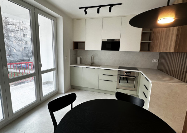 Kompletne zrekonštruovaný 3-izbový, presvetlený byt vo výbornej lokalite, na ul. Dohnányho, Bratislava-Ružinov